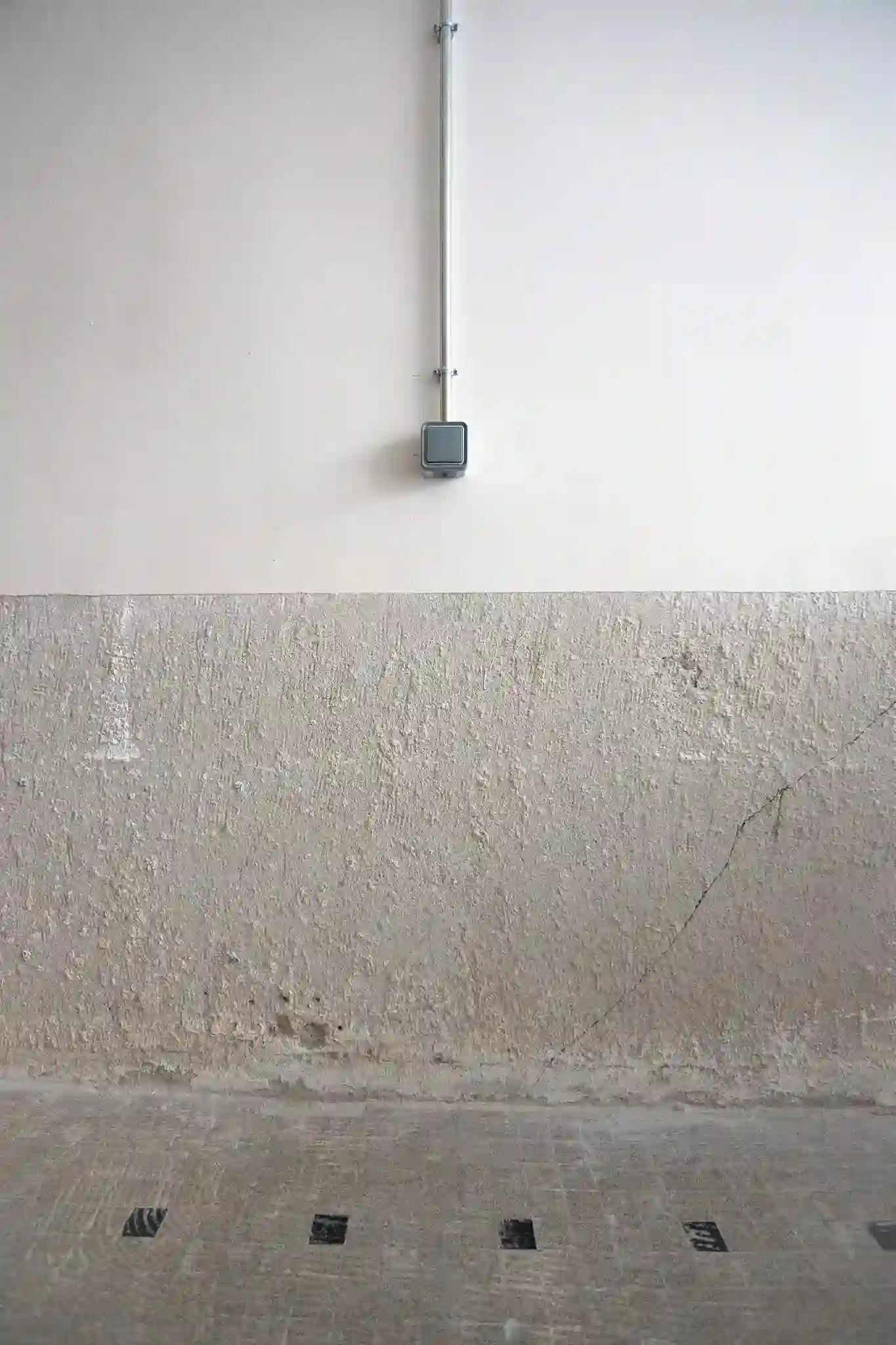 détail du soubassement en enduit bouchardé